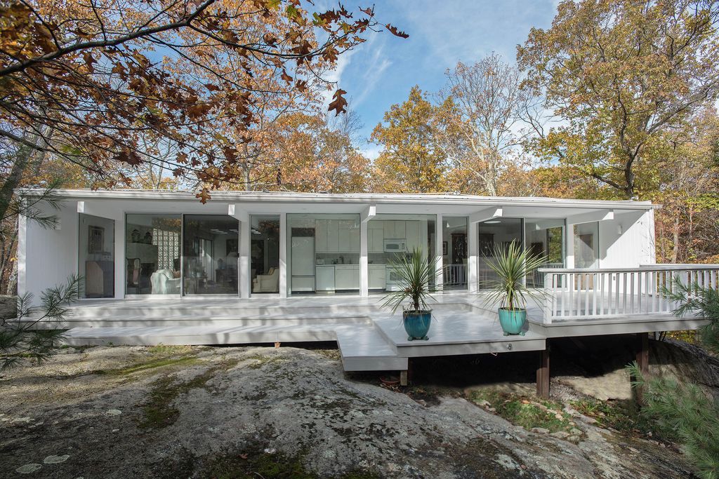Listings of the Week: 3 Stunning Mid-Century Gems in New Canaan