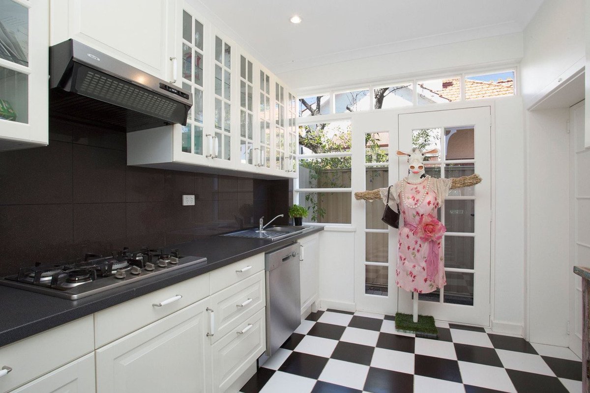 bad real estate photos: Kitchen with crow