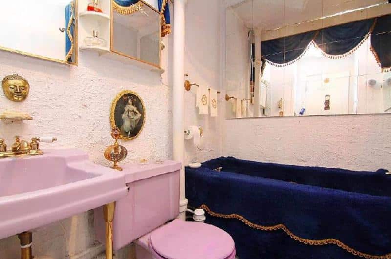 bad real estate photos: Royal bathroom