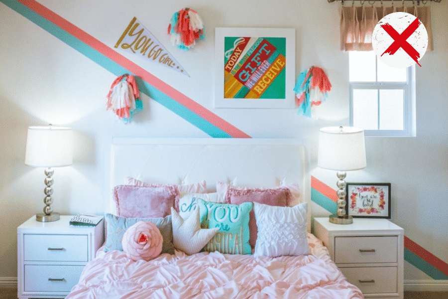 Girl's bedroom with Teal and Pink acsent