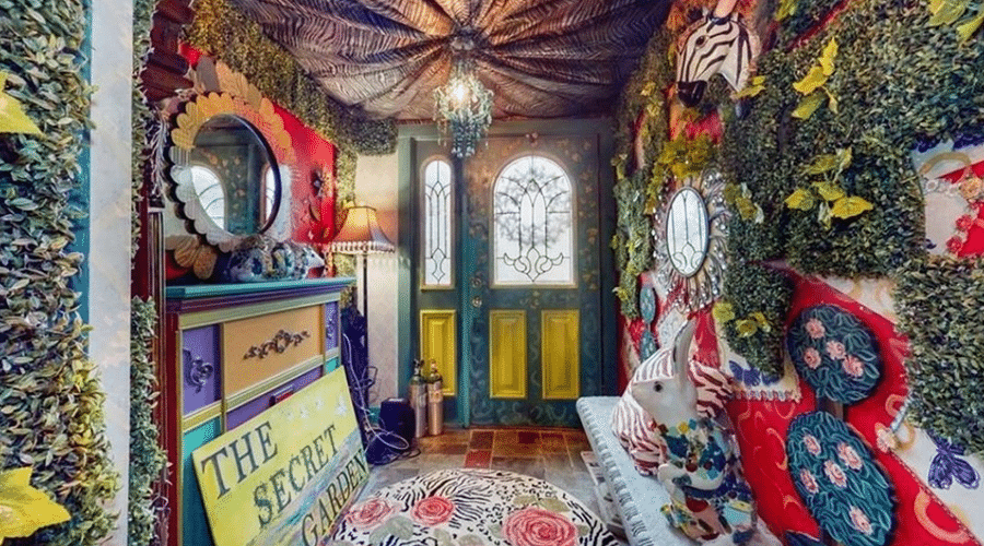 a very strangely decorated entryway of a home