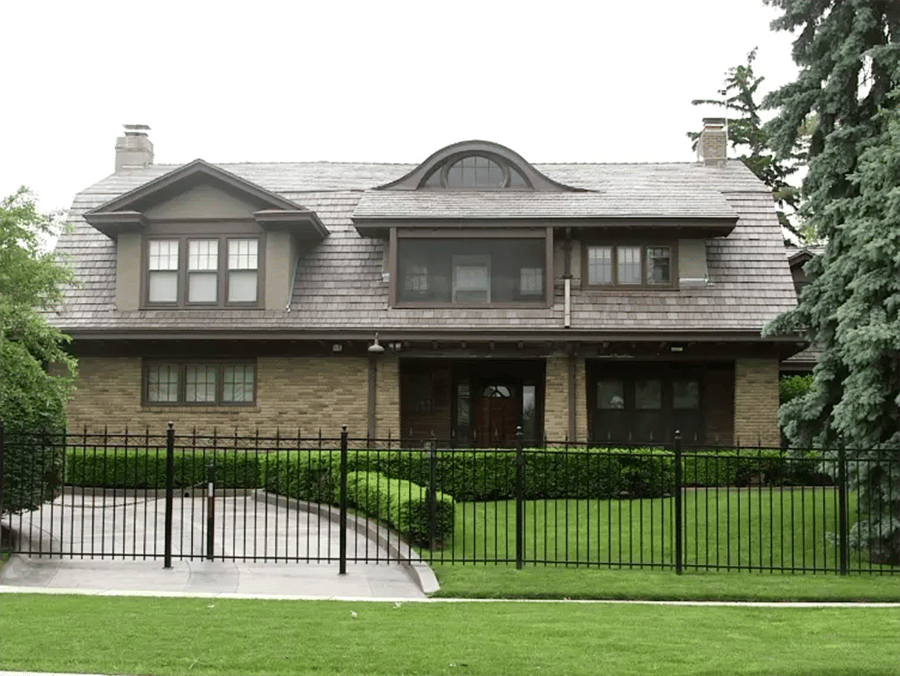Warren Buffett modest home in Omaha Nebraska.