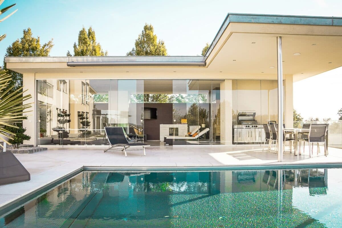 White ultramodern home with a pool
