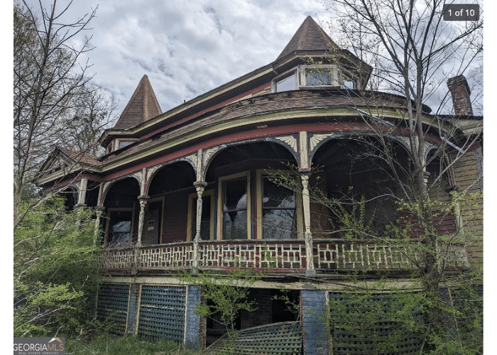 Creepy Georgia mansion exterior